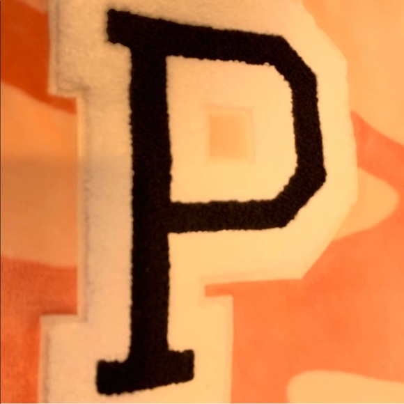 BNWT Pink VictoriasSecret Pink Camo Sherpa Blanket - Picture 4 of 4